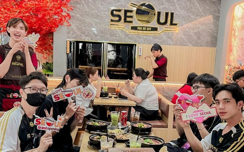Màu sắc chủ đạo của thương hiệu (logo, decor quán)