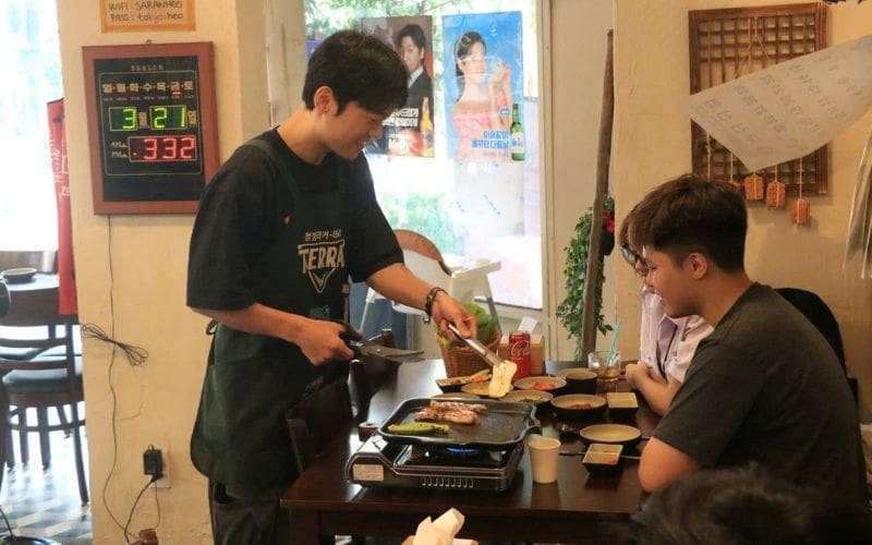 Màu sắc và kiểu dáng phù hợp với phong cách quán nướng