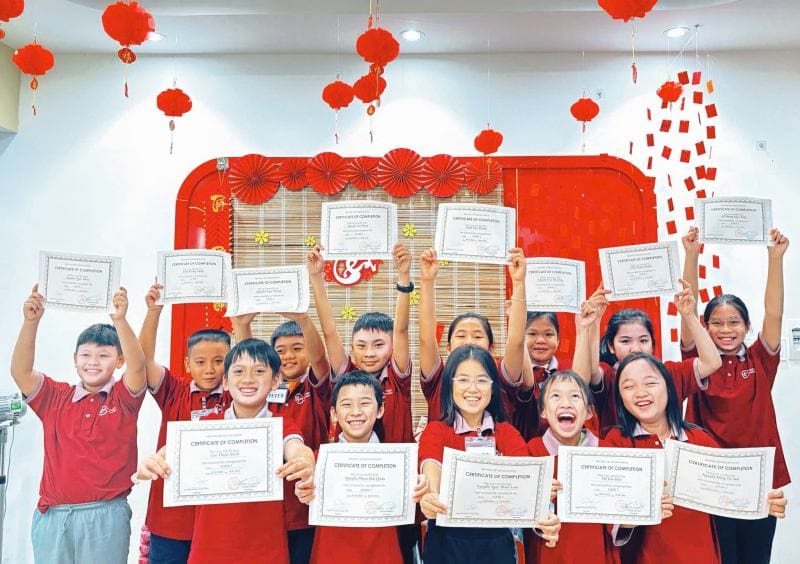 May Đồng Phục Trung Tâm Đào Tạo Ngoại Ngữ | Bảng Giá 2026