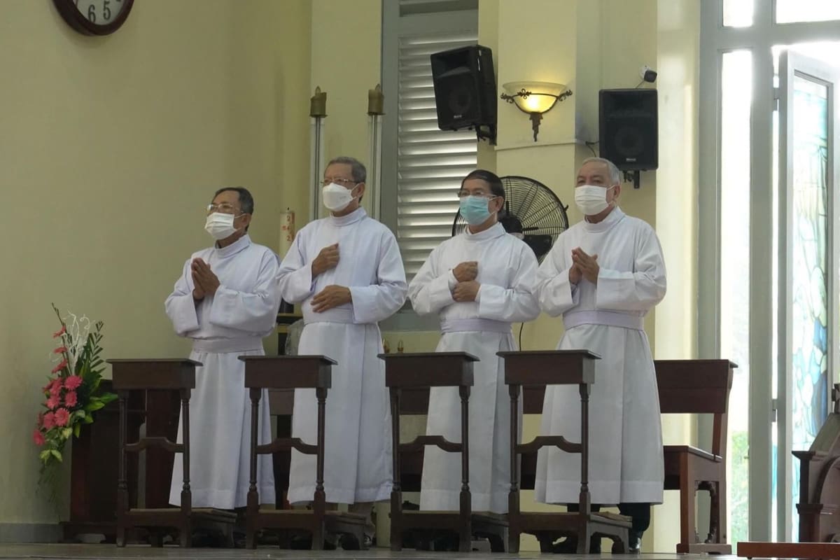 Áo đồng phục Công giáo cầu nguyện rước lễ​