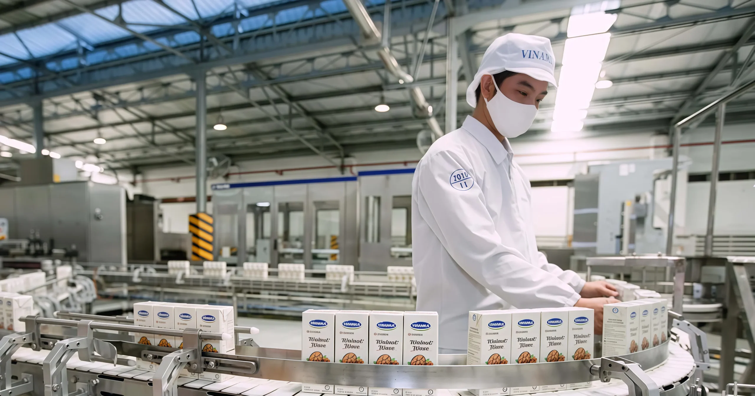 Công nhân sản xuất, chế biến sữa