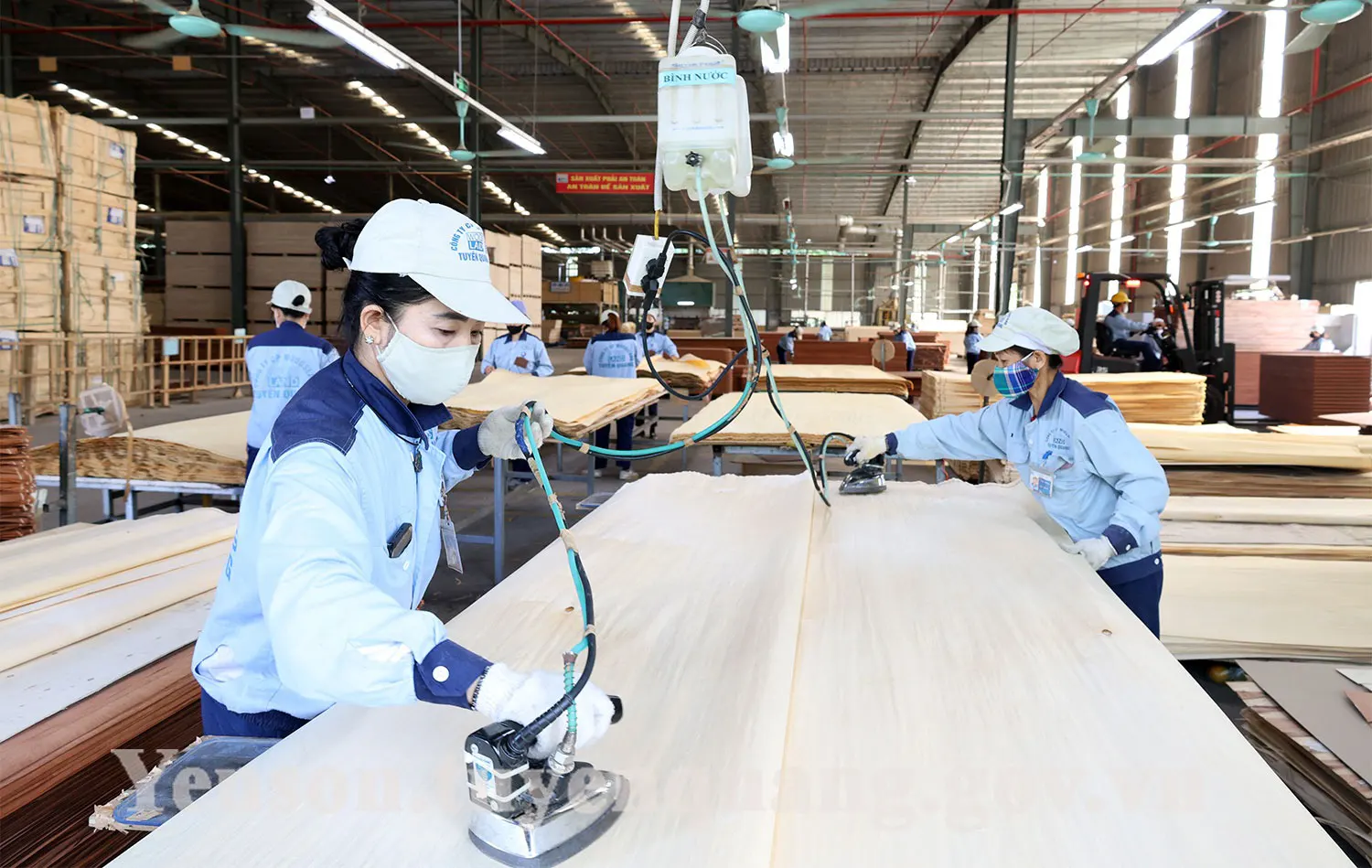 Công nhân sản xuất tại xưởng