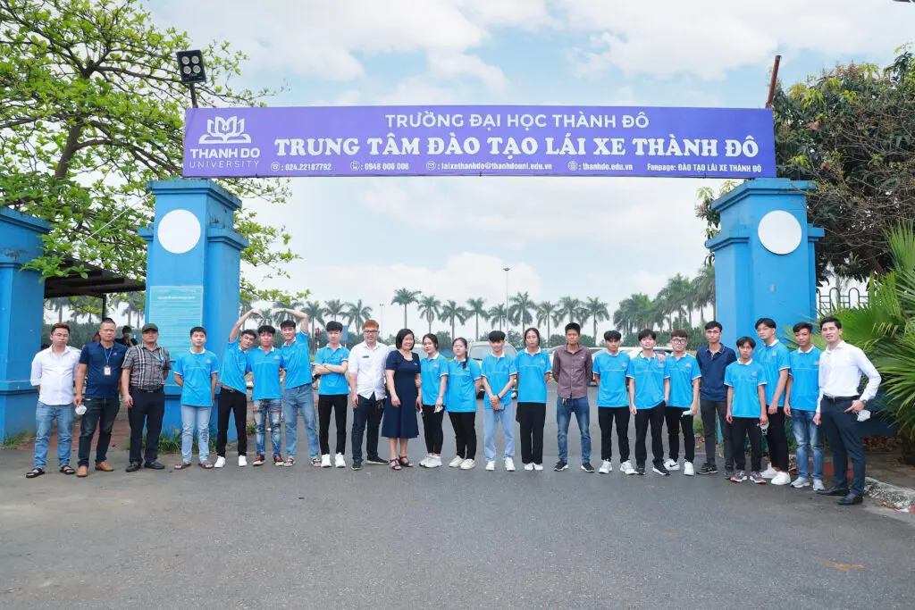 May Đồng Phục Trung Tâm Đào Tạo Lái Xe Uy Tín | Giá Tốt 2026