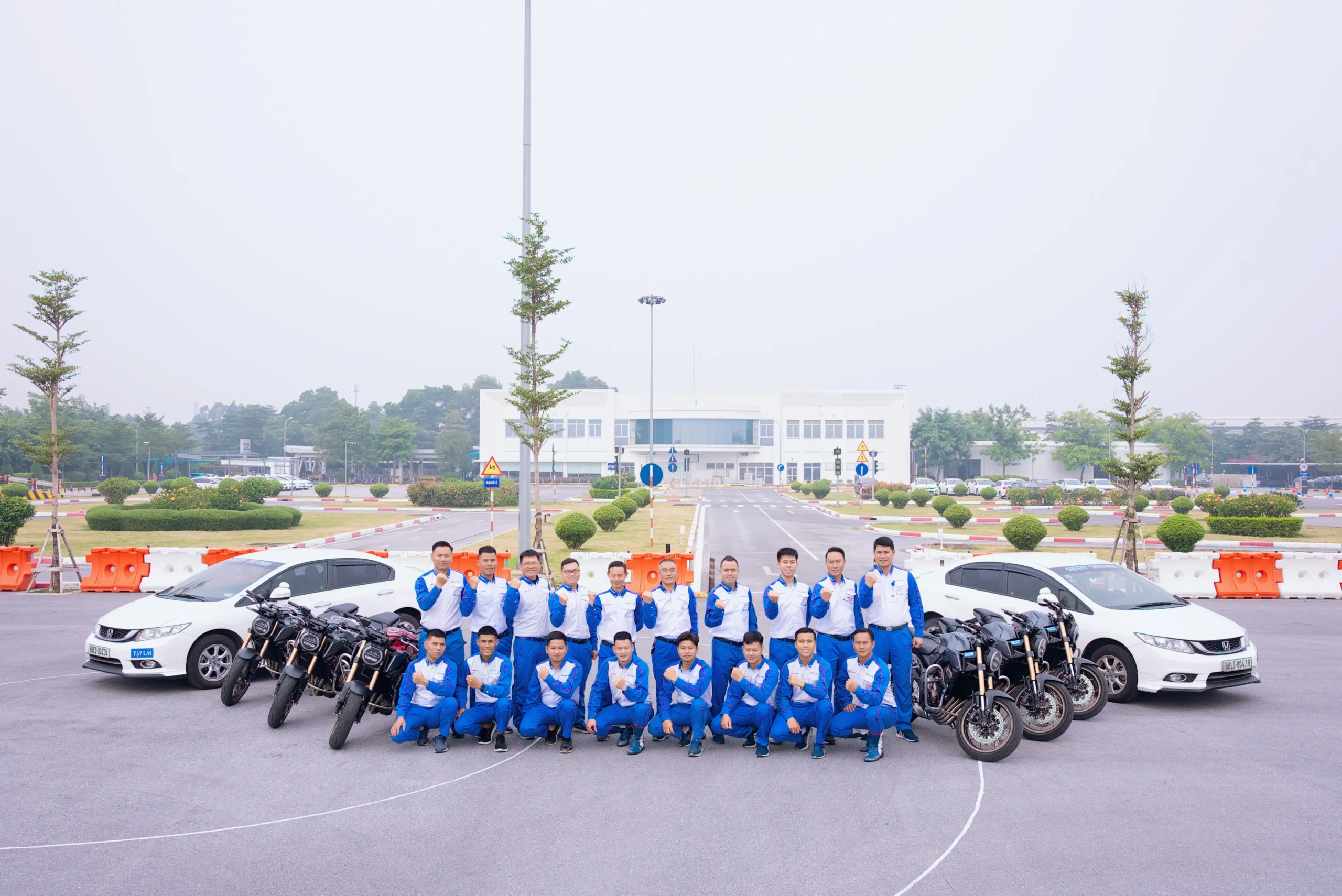 Tại sao trung tâm đào tạo lái xe cần có đồng phục