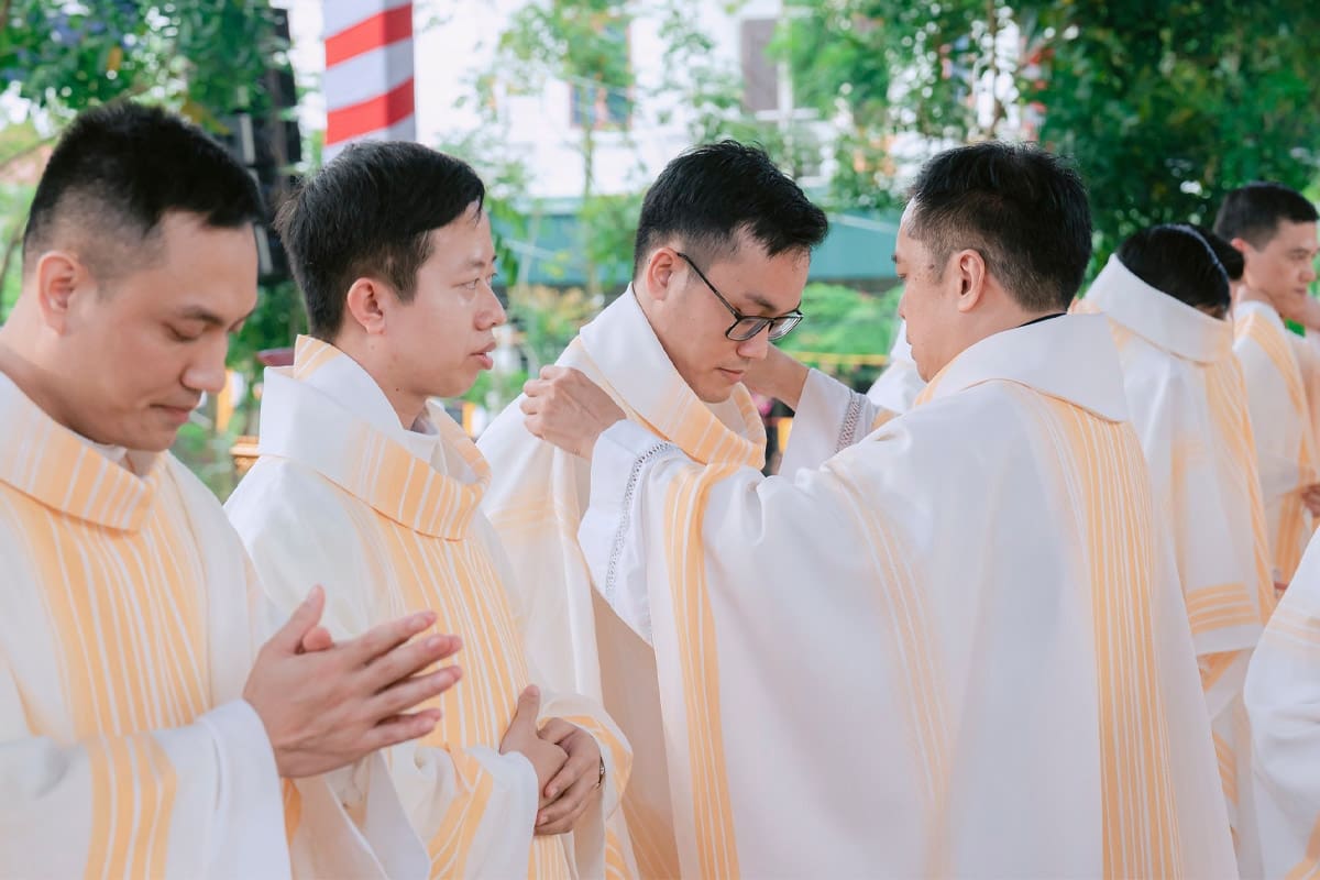 Chất liệu vải phù hợp để may áo công giáo