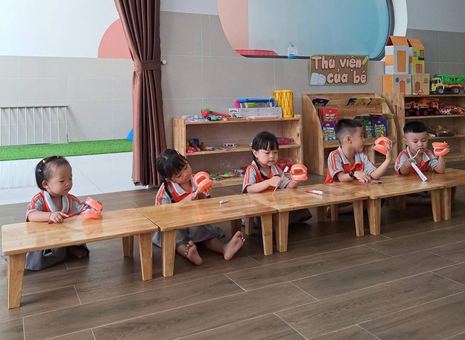 Mẫu đồng phục mầm non Song Minh phối màu tươi sáng, form rộng vừa phải giúp bé thoải mái vận động trong giờ học và vui chơi.