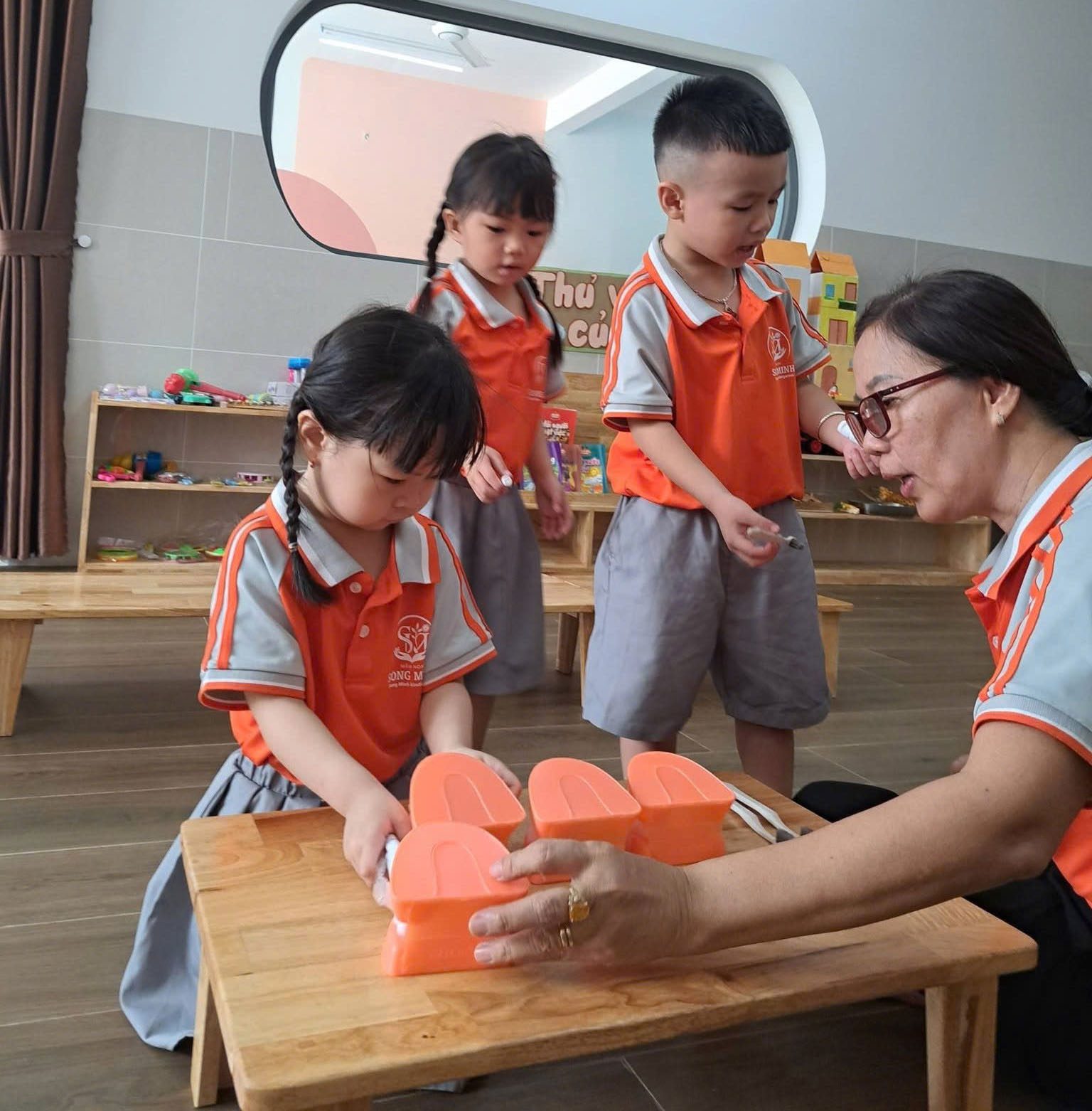 Mẫu đồng phục trường mầm non Song Minh được may theo yêu cầu tại Đồng Phục Bốn Mùa