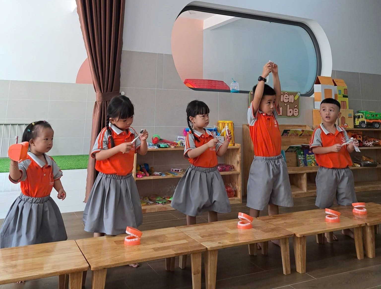 Mẫu đồng phục học sinh mầm non Song Minh dáng áo thun năng động, dễ mặc, dễ giặt và phù hợp với các hoạt động học tập, vui chơi ngoài trời.