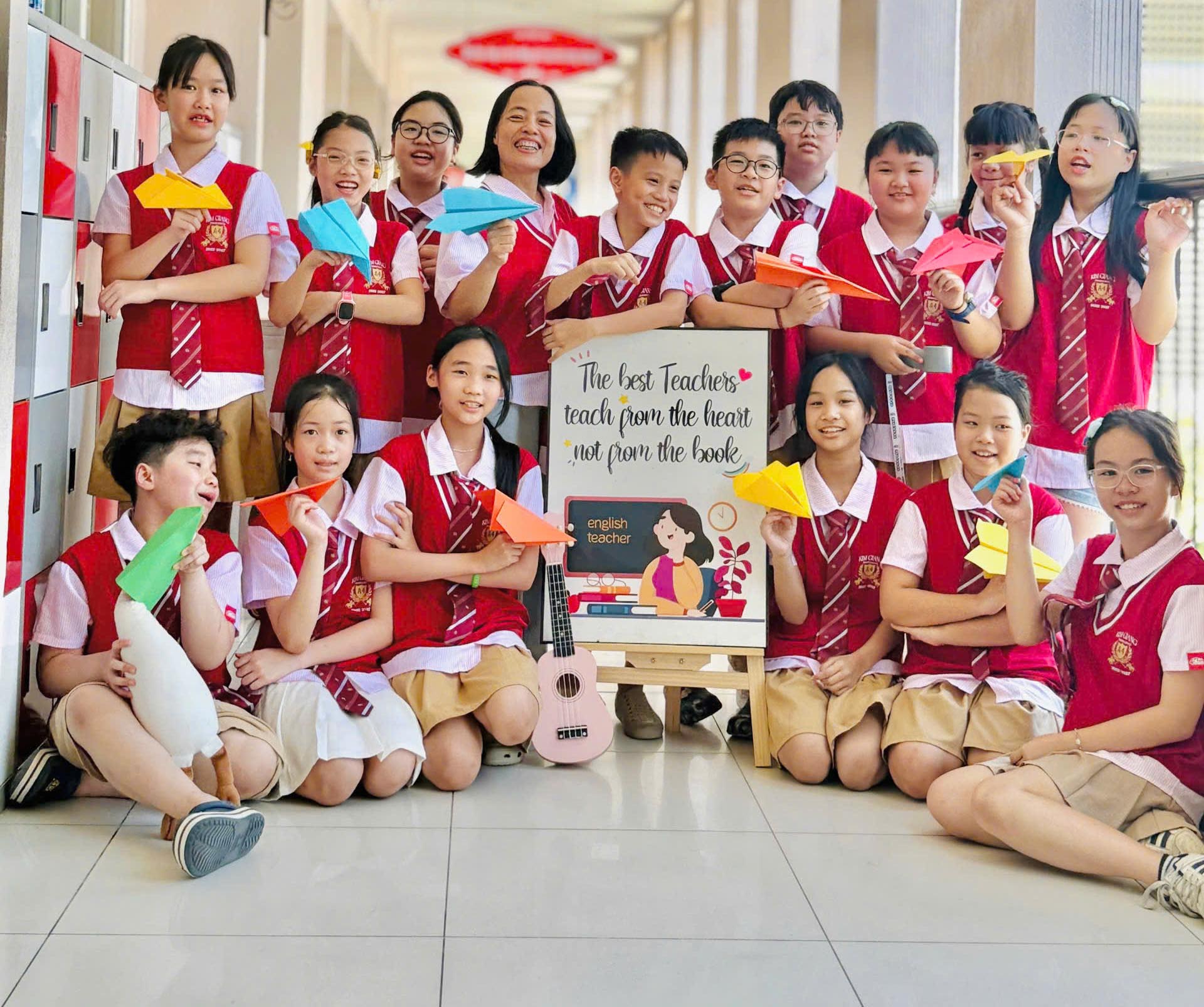 Hình ảnh tập thể học sinh trường tiểu học Kim Giang trong bộ đồng phục được đặt may tại Đồng Phục Bốn Mùa