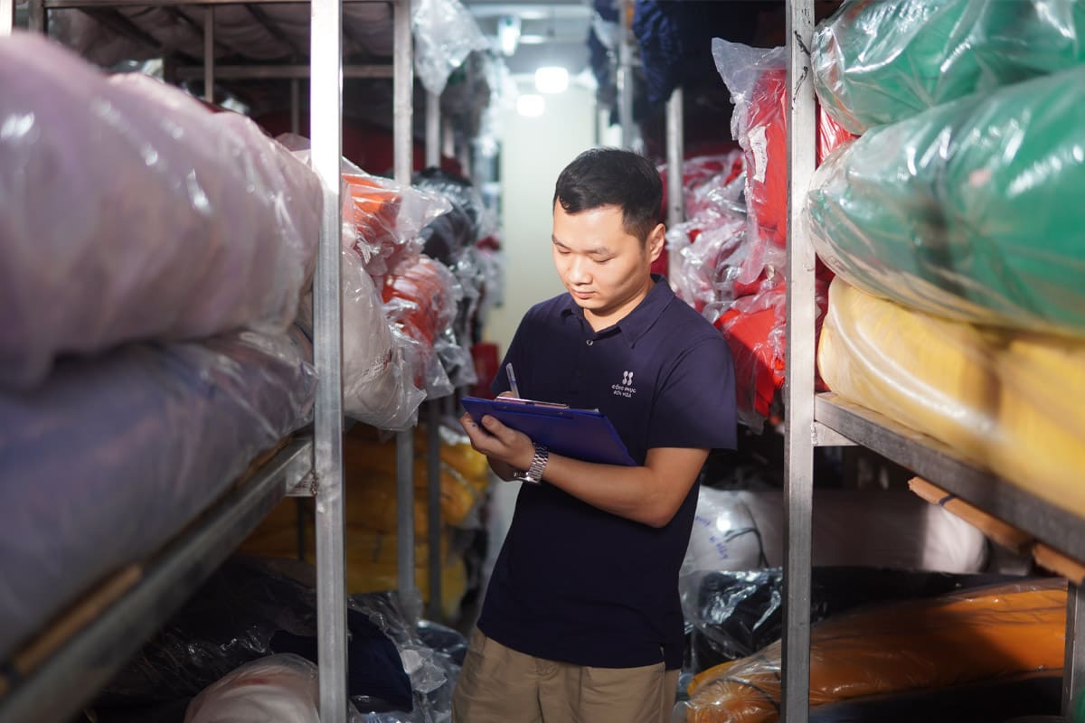 Kho vải đa dạng với hơn 5 tấn nguyên liệu