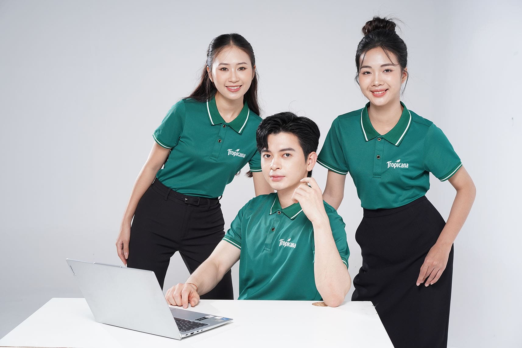 Mẫu áo thun trơn đồng phục công ty form regular fit