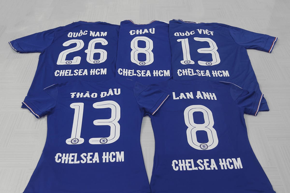 Áo bóng đá in số áo và tên cầu thủ