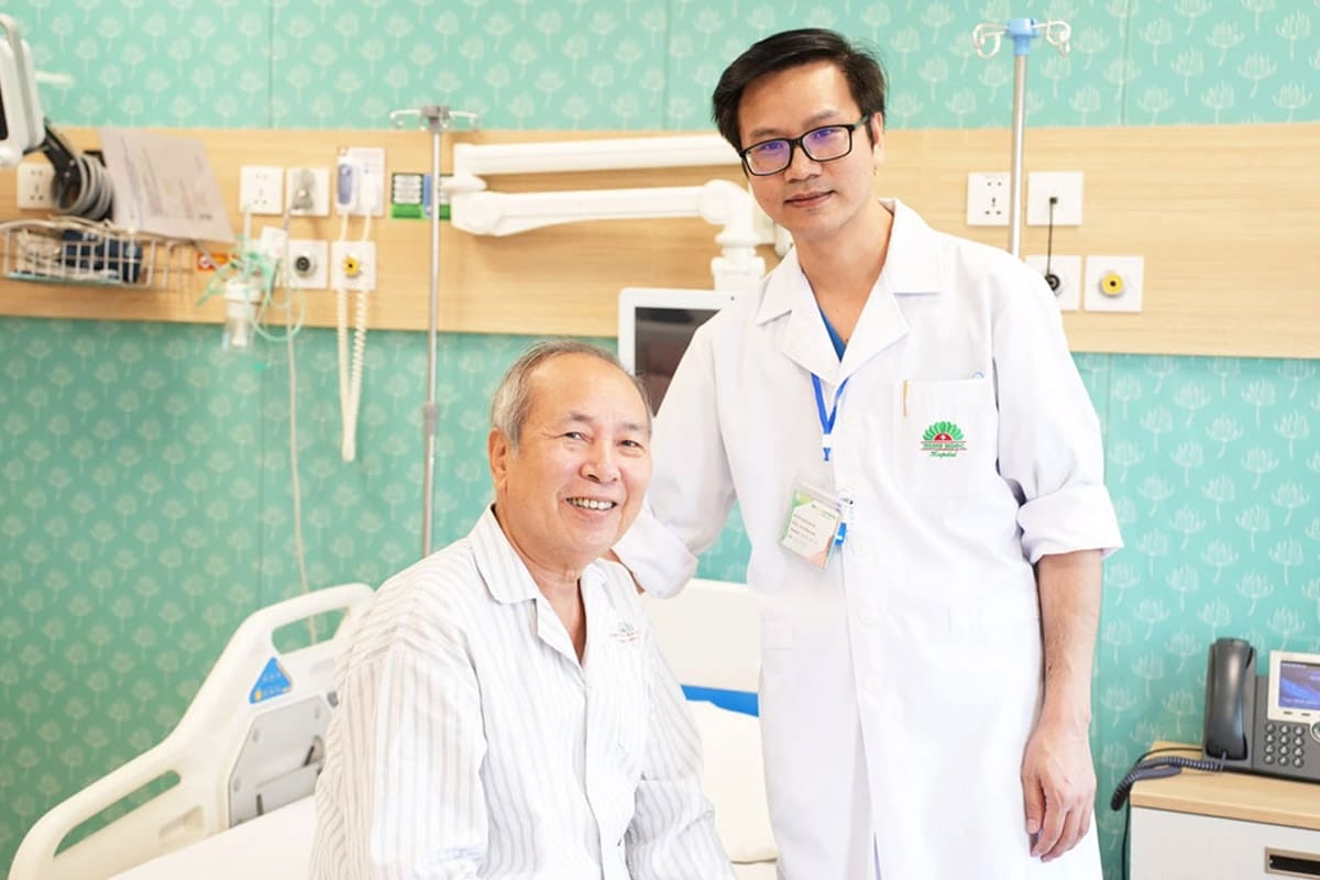 Khách hàng có thể yêu cầu thêu logo bệnh viện lên đồng phục y tế