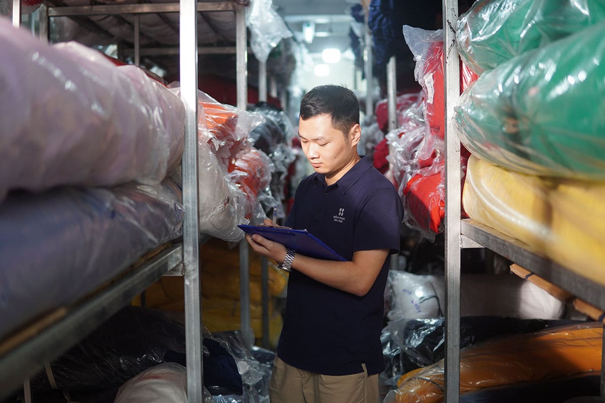 Kho vải đa dạng tại xưởng may Đồng Phục Bốn Mùa