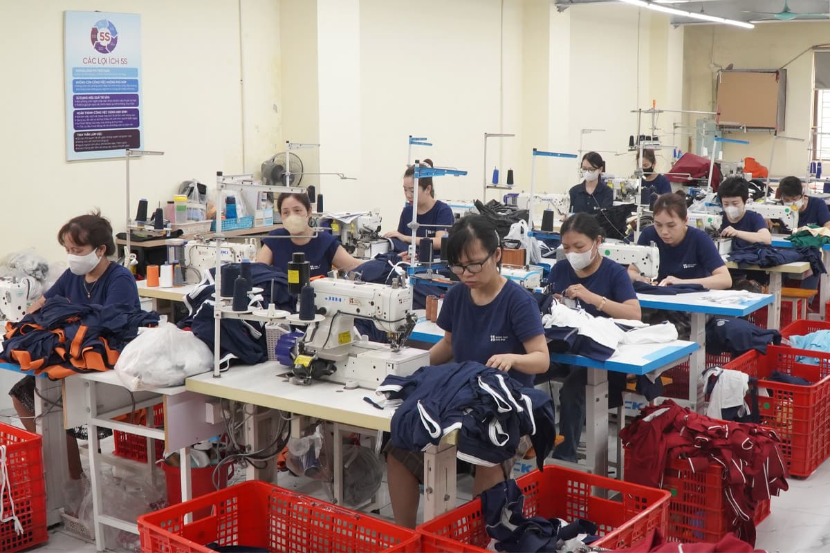 Xưởng may Đồng Phục Bốn Mùa nhận may áo lớp thể thao theo yêu cầu