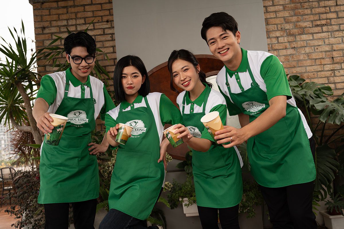 Combo đồng phục quán trà sữa in logo sắc nét chuẩn nhận diện