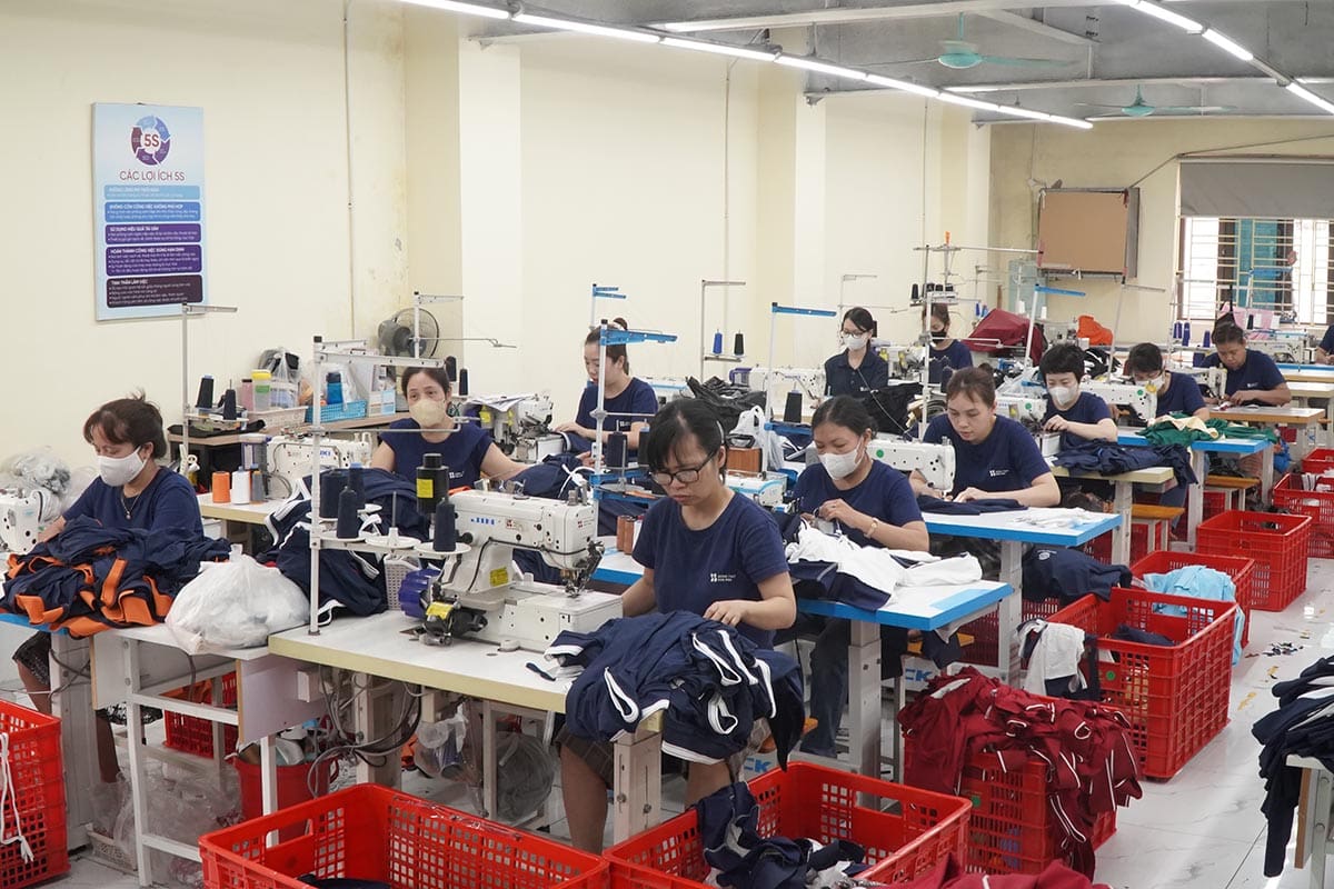 Sản xuất đồng loạt tại xưởng, đảm bảo đúng tiến độ