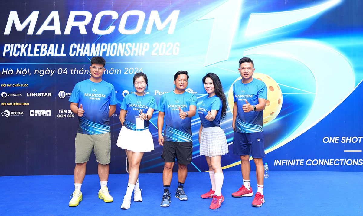 Vận động viên sử dụng áo VMCC 15 trong giải đấu pickleball Marcom Champions