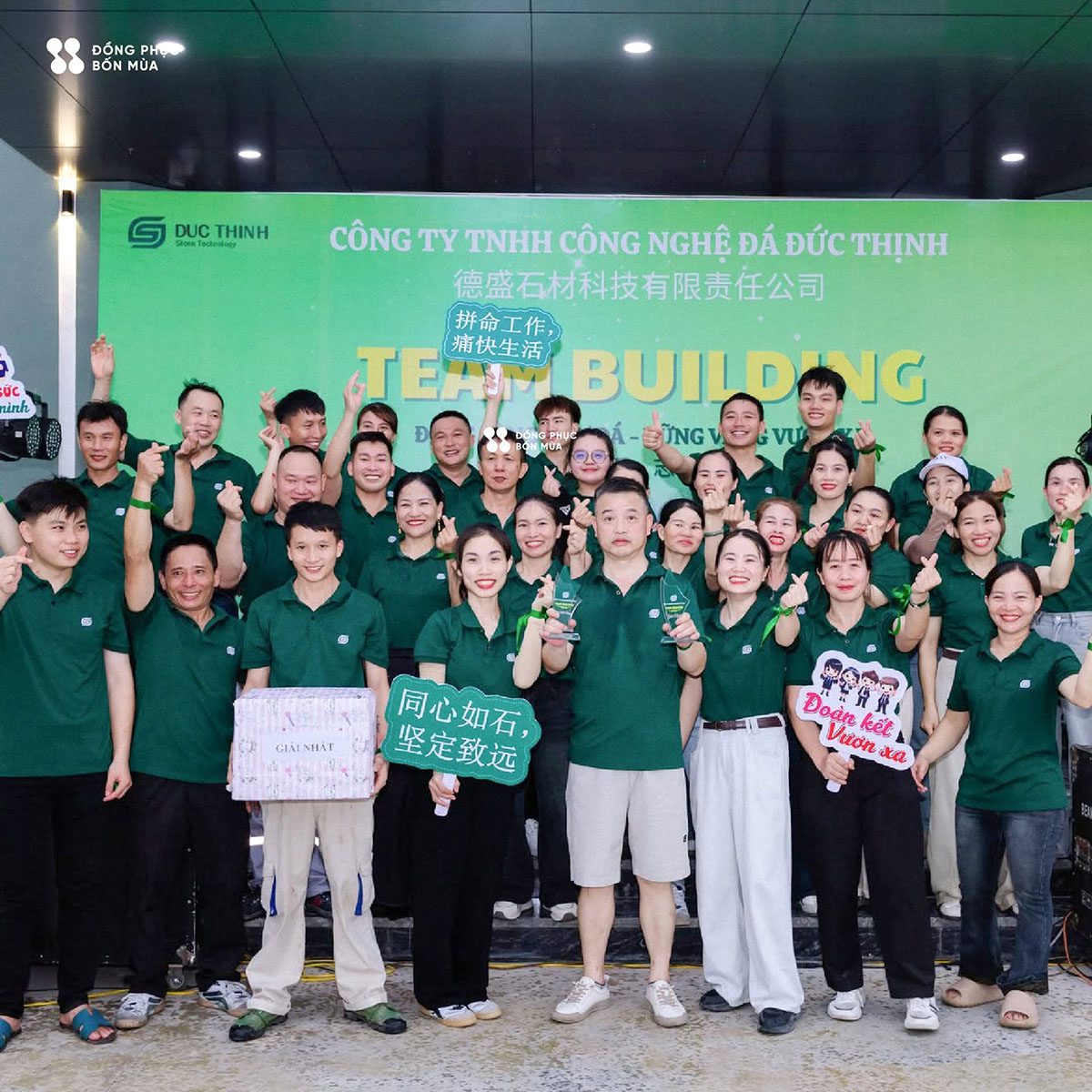 Hình ảnh thực tế áo polo team building Đức Thịnh trên sân khấu chương trình