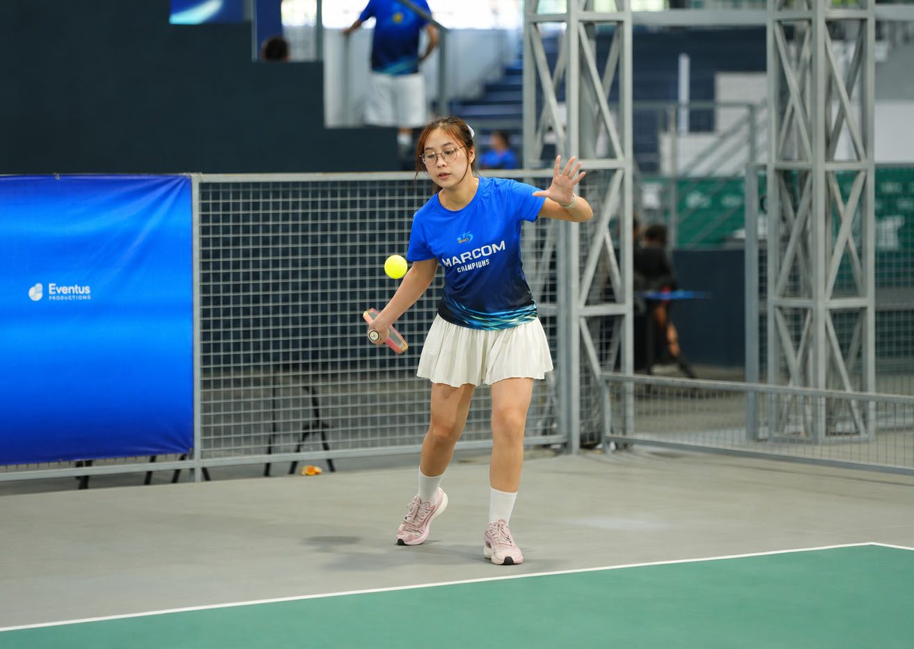 Hình ảnh vận động viên mặc áo thể thao pickleball do Đồng Phục Bốn Mùa sản xuất trong giải đấu