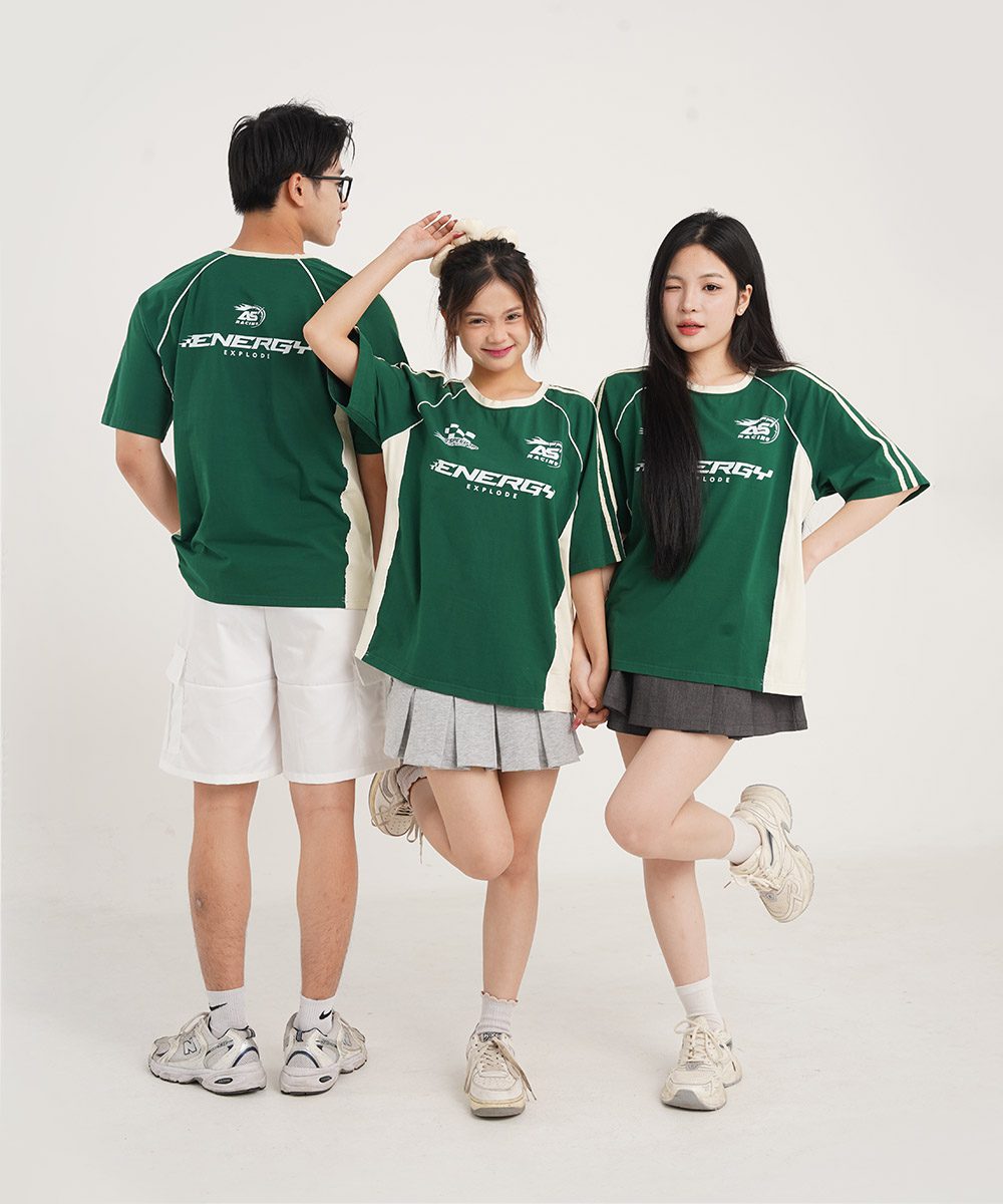 Hình ảnh thực tế áo thun đồng phục lớp cổ tròn A5 Racing với thiết kế cổ bo tròn, phối line thể thao và logo in nổi bật trước - sau áo