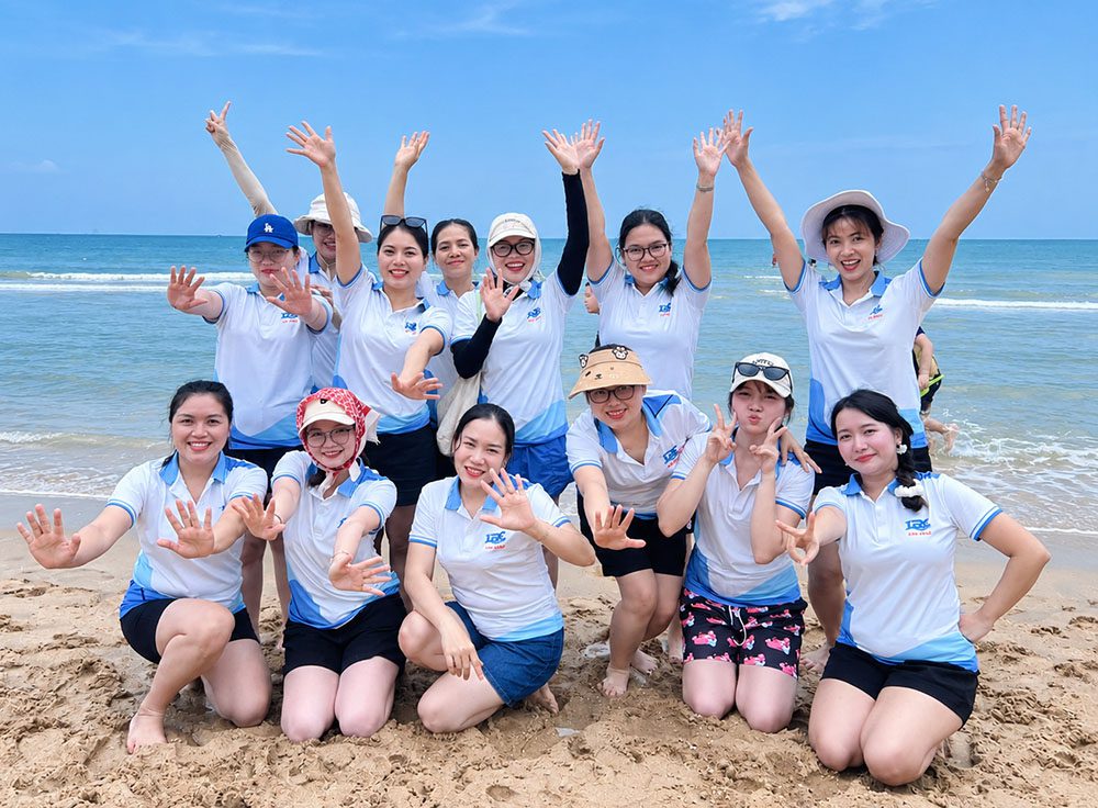 Đồng Phục Đi Biển Đẹp: 50+ Mẫu Cho Công Ty, Nhóm Và Gia Đình 2026